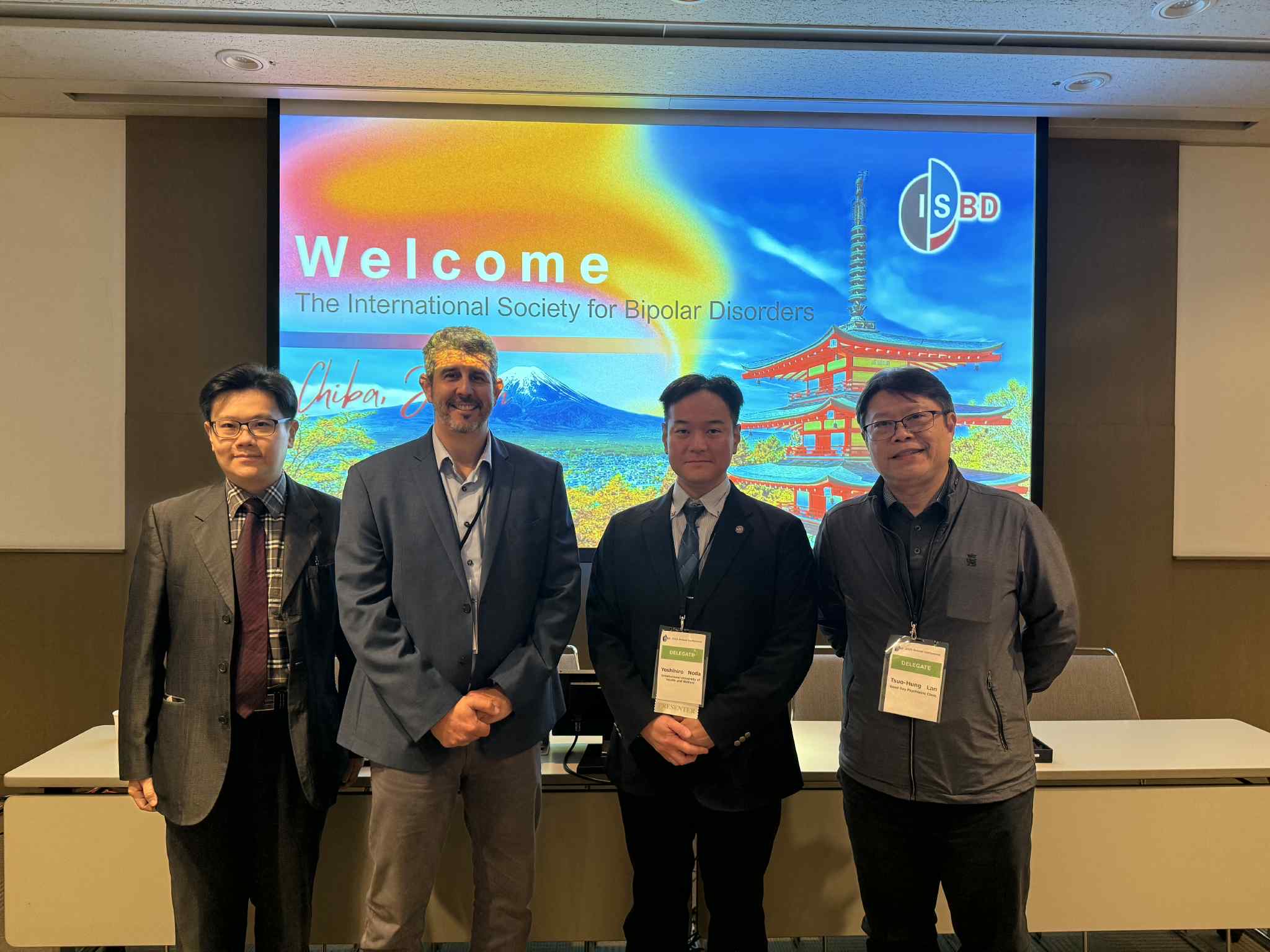 好晴天身心診所藍祚鴻醫師(右一)於2025年ISBD國際雙極性疾患學會年度大會,與國際學者於千葉大會現場合影留念